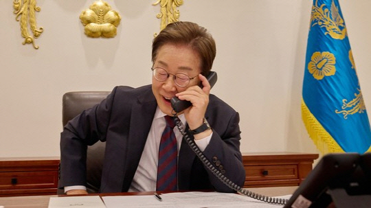 이재명 대통령이 10일 서울 용산 대통령실 청사 집무실에서 시진핑 중국 국가주석과 전화 통화를 하고 있다. 대통령실 제공